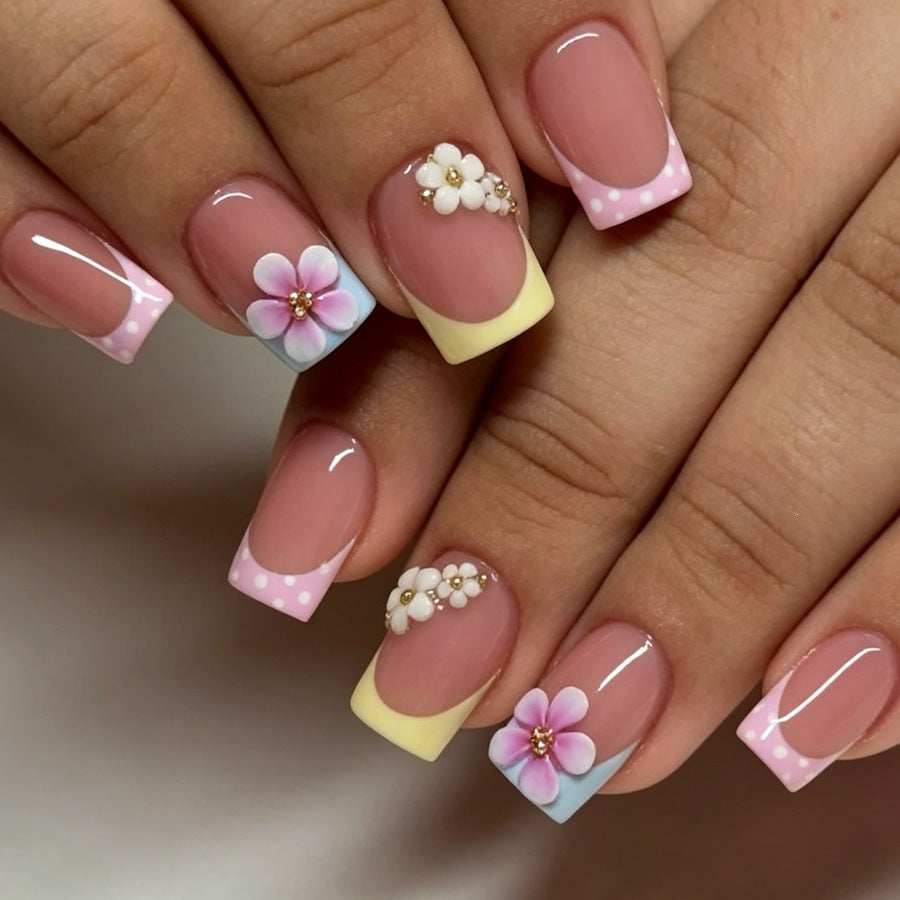 Kunstnagelset mit floralen Akzenten und bunten Spitzen Brehn