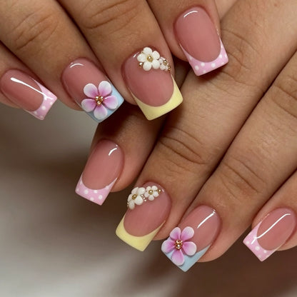 Kunstnagelset mit floralen Akzenten und bunten Spitzen Brehn