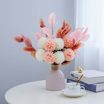 Lebensechte Blumenarrangement in dekorativer Vase