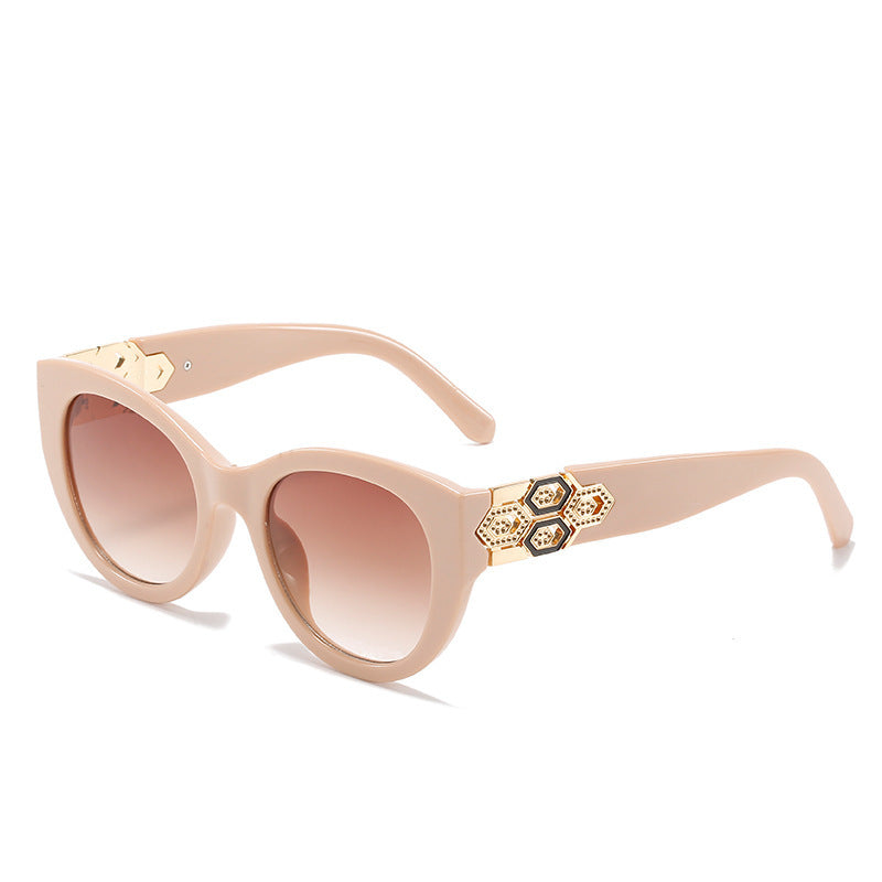 Modische Cat-Eye-Sonnenbrille mit dekorativen Akzenten Brehn
