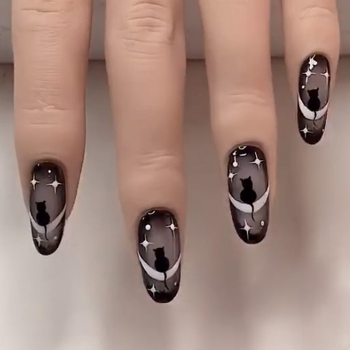 Künstlerische Press-On Nagelverlängerungen mit einzigartigem Design Brehn
