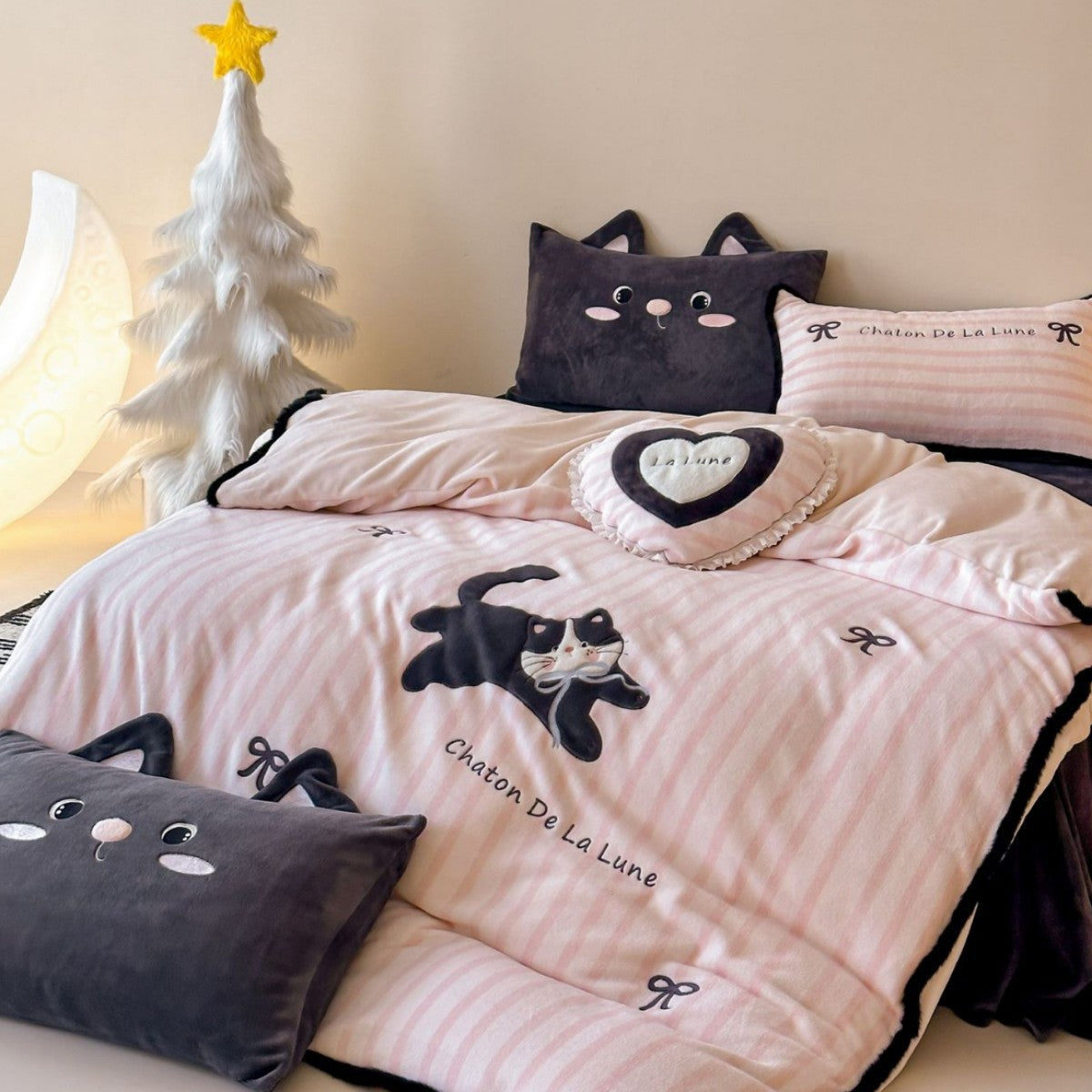 Kuschelige Microfleece-Bettwäschegarnitur mit 3D-Katzenapplikation und Herz-Zierkissen