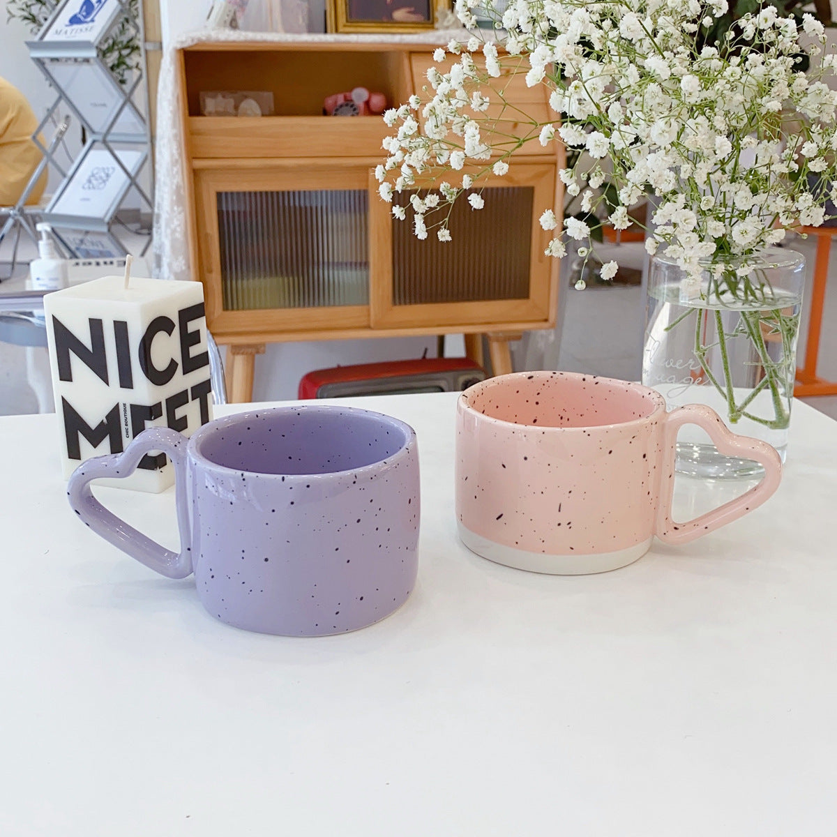 Keramik-Tasse mit herzförmigem Henkel und Sprenkel-Design