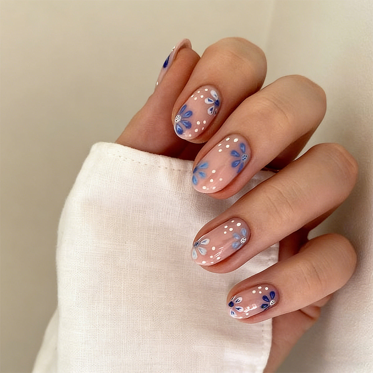 Kunstvolle Nagelkunst mit floralen Mustern Brehn