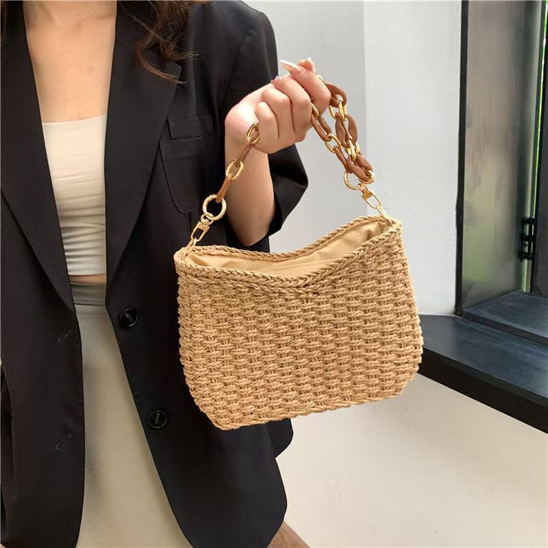 Handgefertigte Strohtasche mit Goldenen Kettendetails Brehn