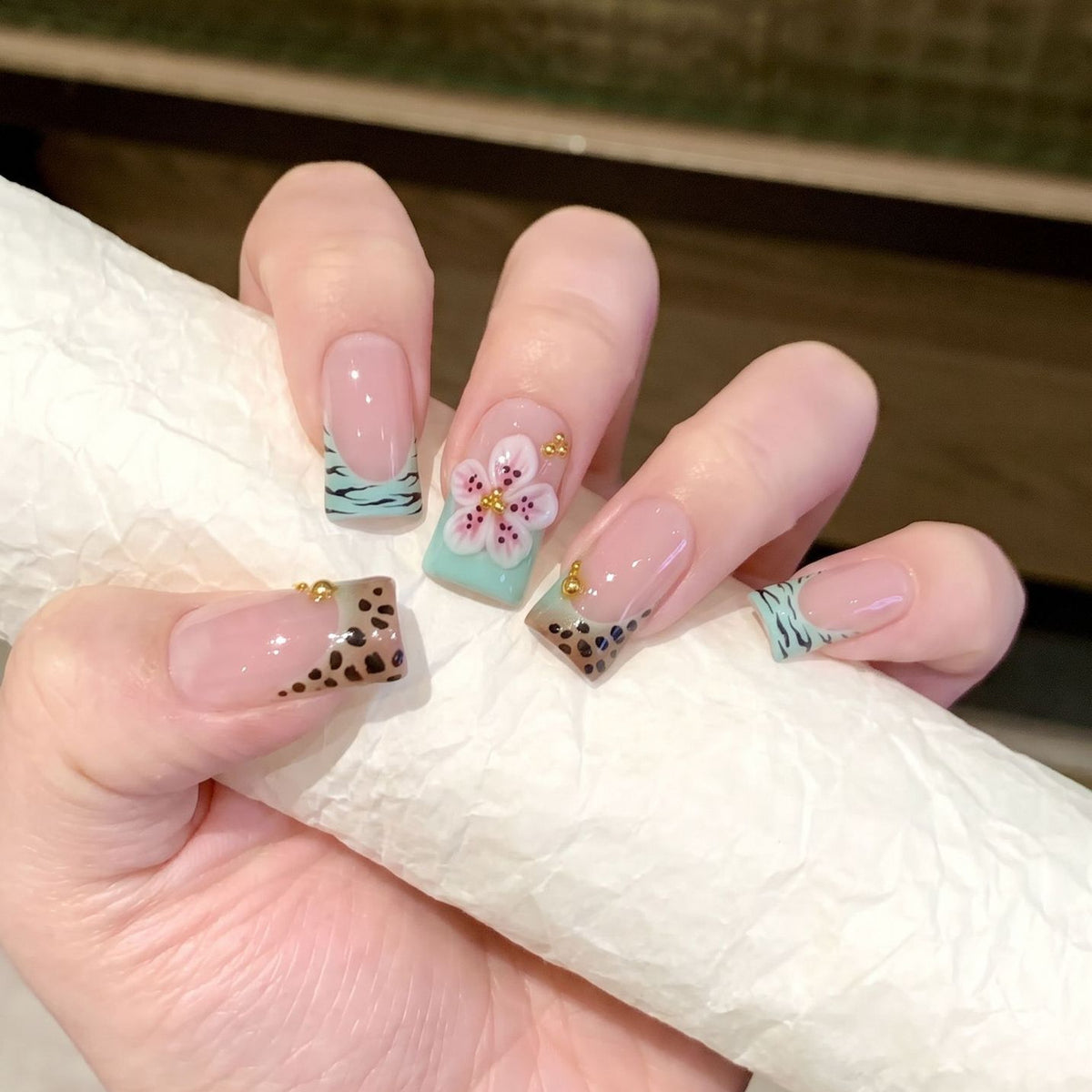 Künstlerisches Press-On-Nagel-Set mit floralem und gemustertem Design Brehn