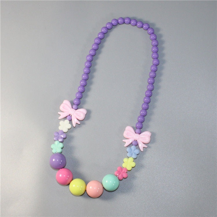 Bunte Perlenkette mit Floralen Elementen Brehn