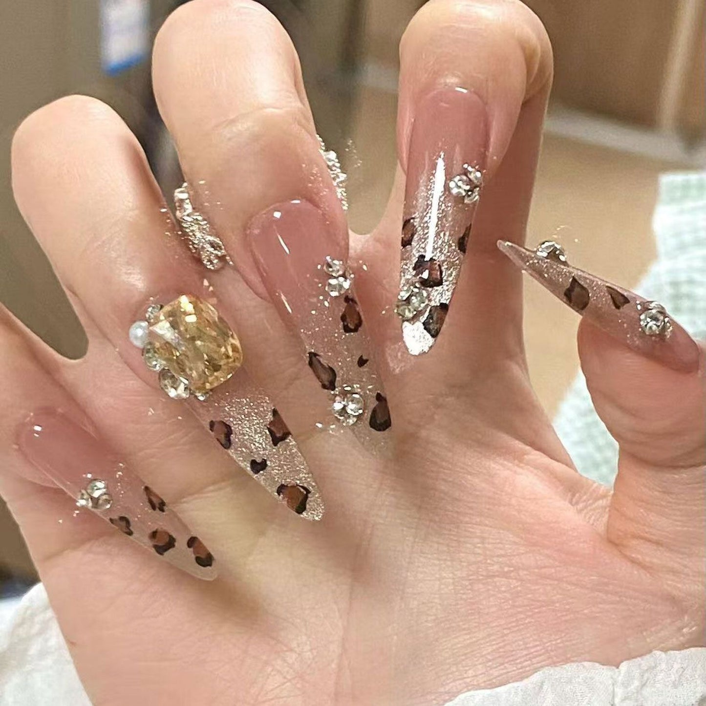 Künstlerische Stiletto Press-On Nägel mit Glitzer und Leoparden-Design Brehn