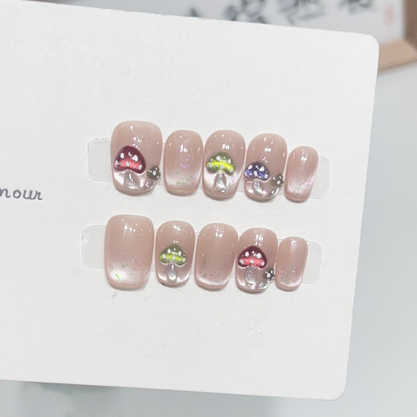 Künstlerisches Press-On Nagelset mit verspielten Pilzdesigns Brehn