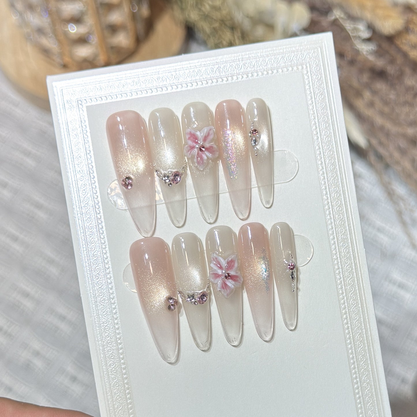 Künstlerisches Floral-Akzent Press-On Nagelset Brehn