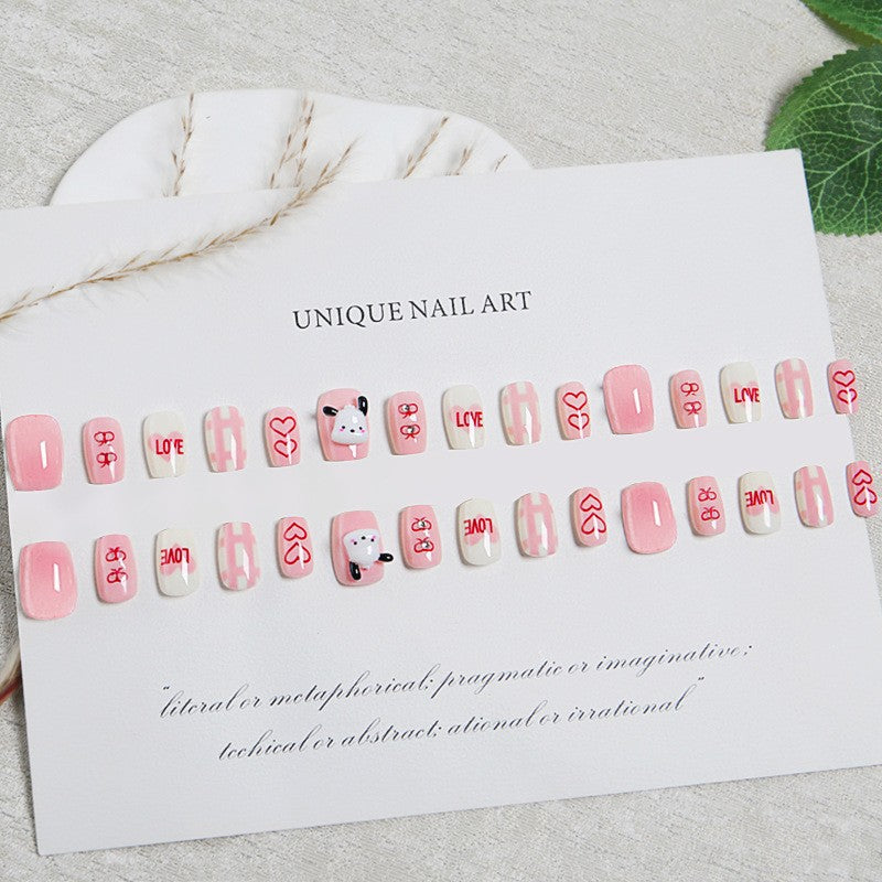 Kreatives Kunstnagelset mit modernen Herzmotiven Brehn