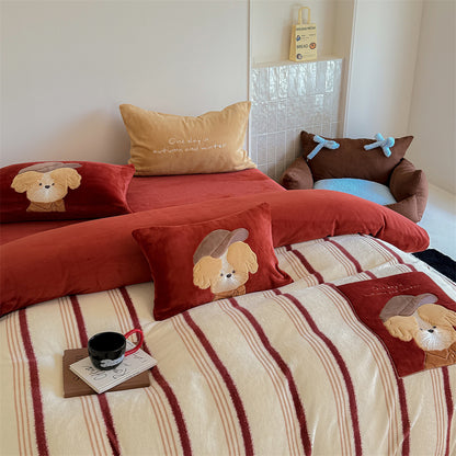 Plüsch-Bettwäsche-Set mit gesticktem Hundemotiv und gestreifter Kuscheldecke
