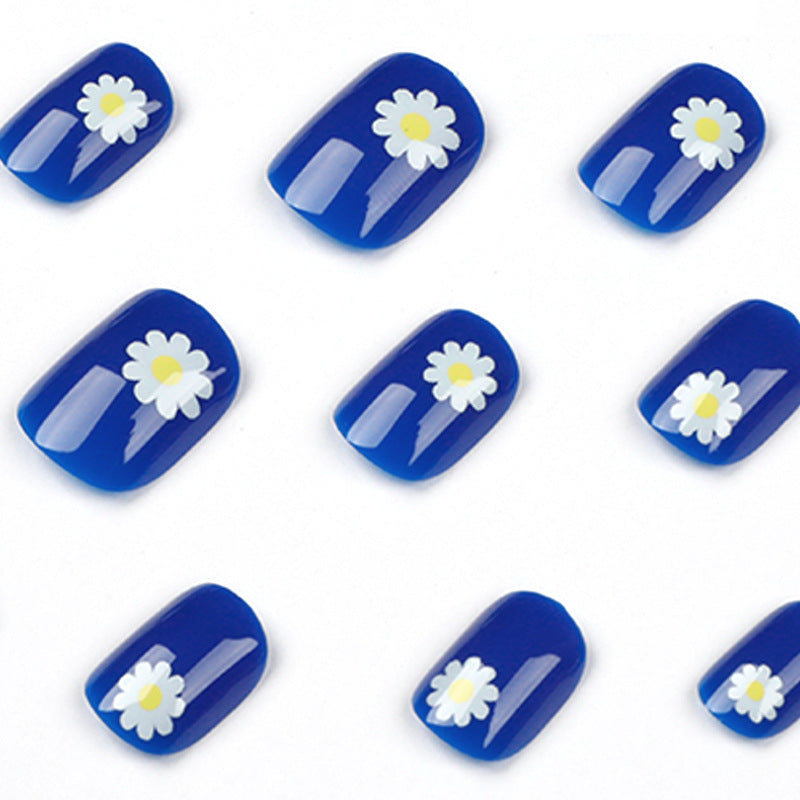 Kunstvolle Nagelkunst mit Gänseblümchen-Design Brehn