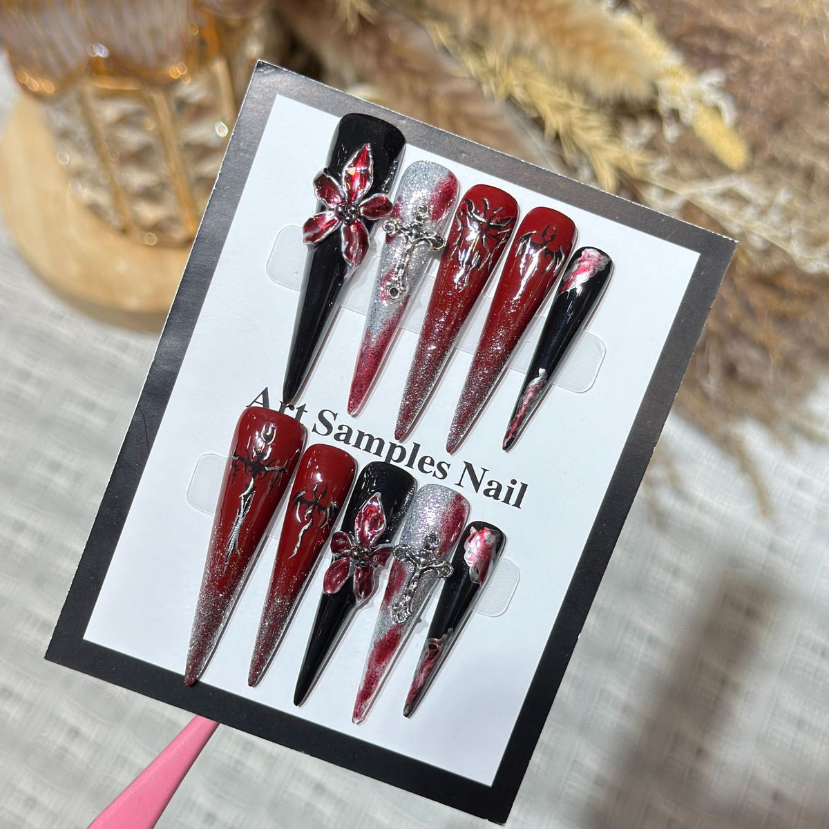 Künstlerisches Stiletto Press-On Nail Set mit einzigartigen gotischen Designelementen Brehn