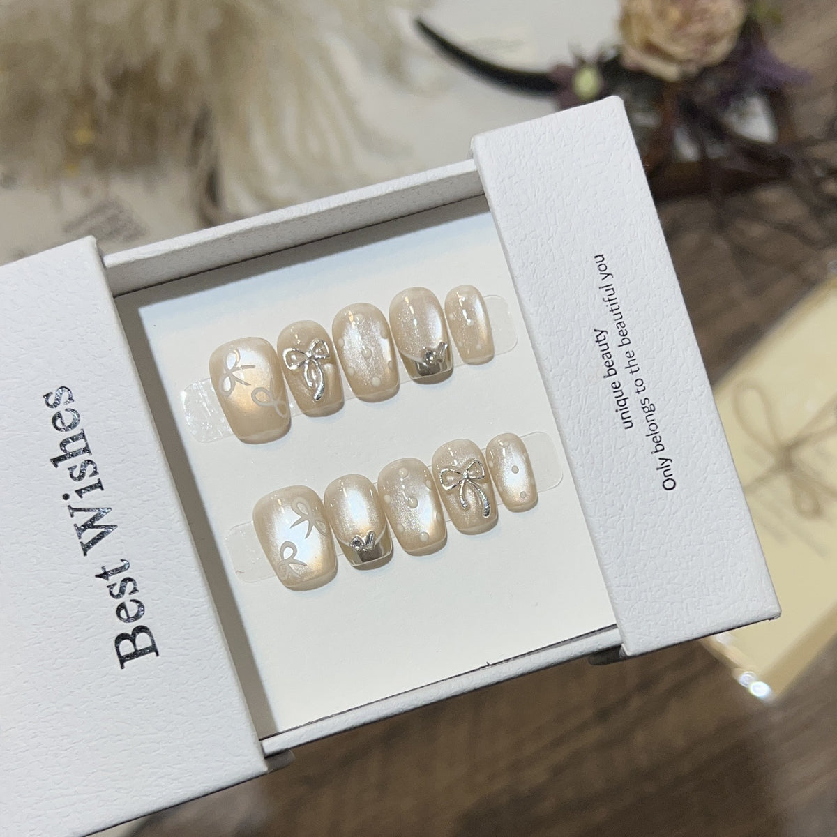 Elegantes mit Schleifen verziertes Press-On Nail Art Set Brehn