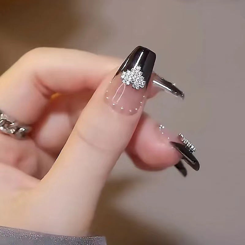 Stylisches Press-On-Nagelkunst-Set mit eleganten Akzenten