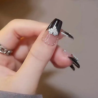 Stylisches Press-On-Nagelkunst-Set mit eleganten Akzenten