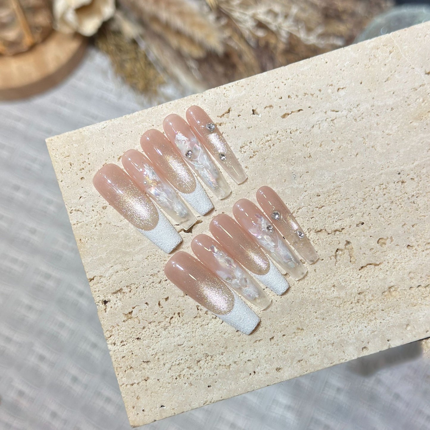 Elegantes Press-On-Nail-Set mit floralen und Edelsteinakzenten Brehn