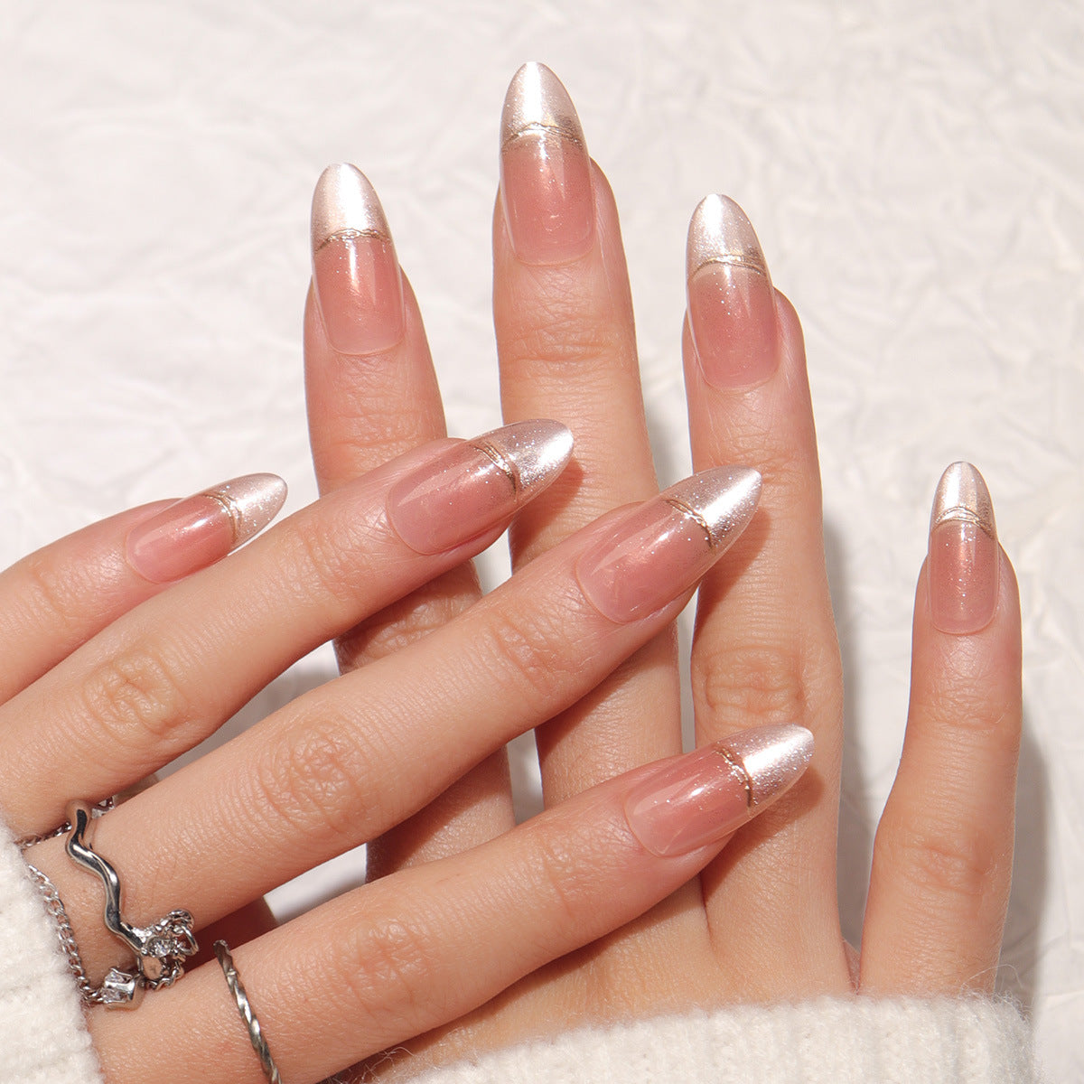 Elegante Stiletto Press-On Nägel mit perlmuttartigem Finish Brehn