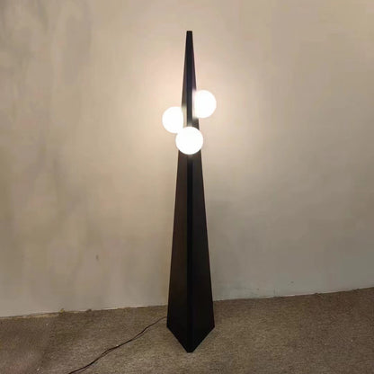 Künstlerische Dreieckige Stehlampe mit geometrischem Design