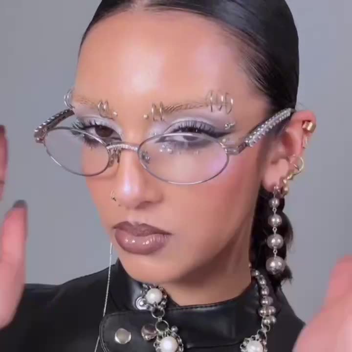 Damen modische Sonnenbrille mit dekorativem Rahmen und stilvollen Akzenten Brehn