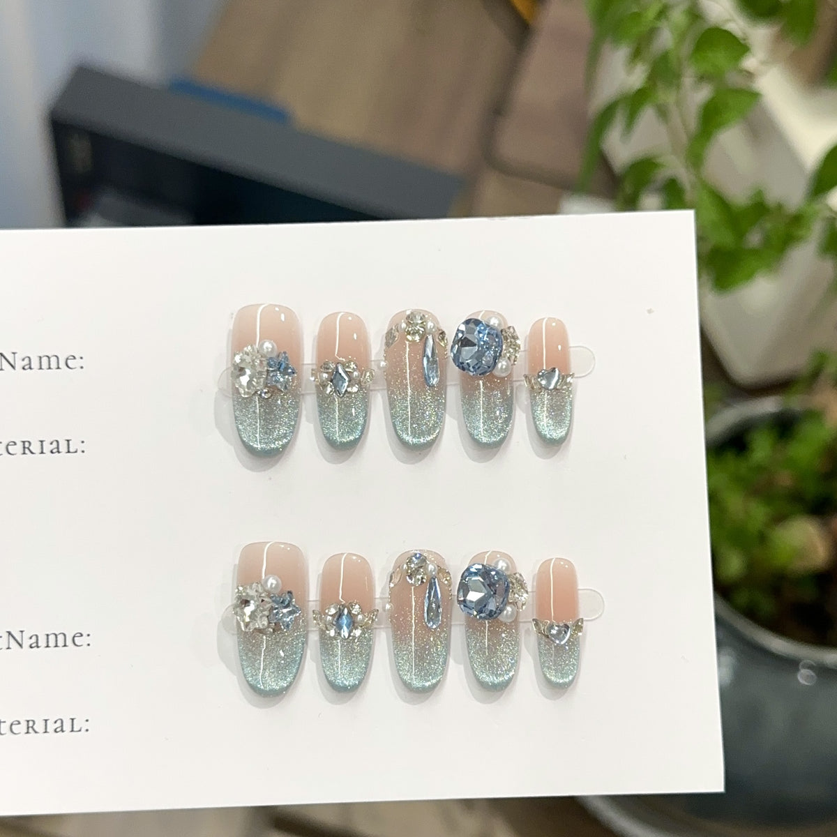 Glamouröse mit Kristallen verzierte Press-On Nagelkunst