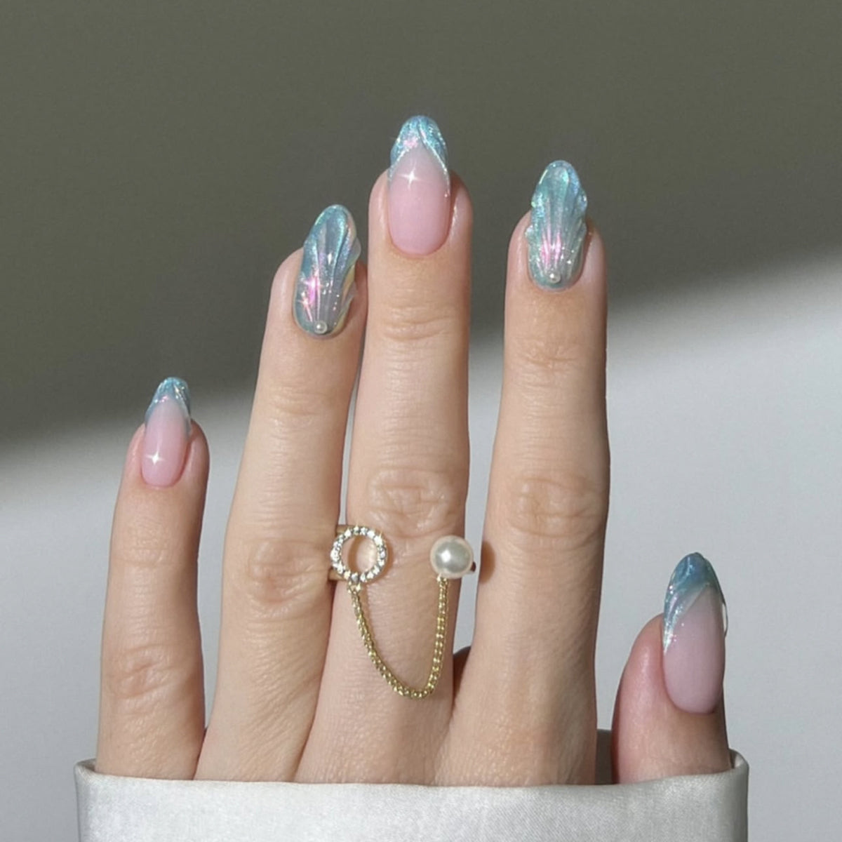 Kunstvolle Nagelkunst mit holografischen Akzenten Brehn