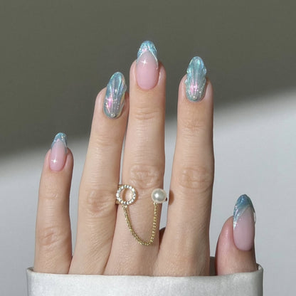 Kunstvolle Nagelkunst mit holografischen Akzenten Brehn