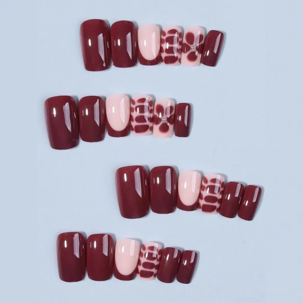Kunstnagelset mit eleganten geometrischen Designs und akzentuierenden Strassdetails Brehn