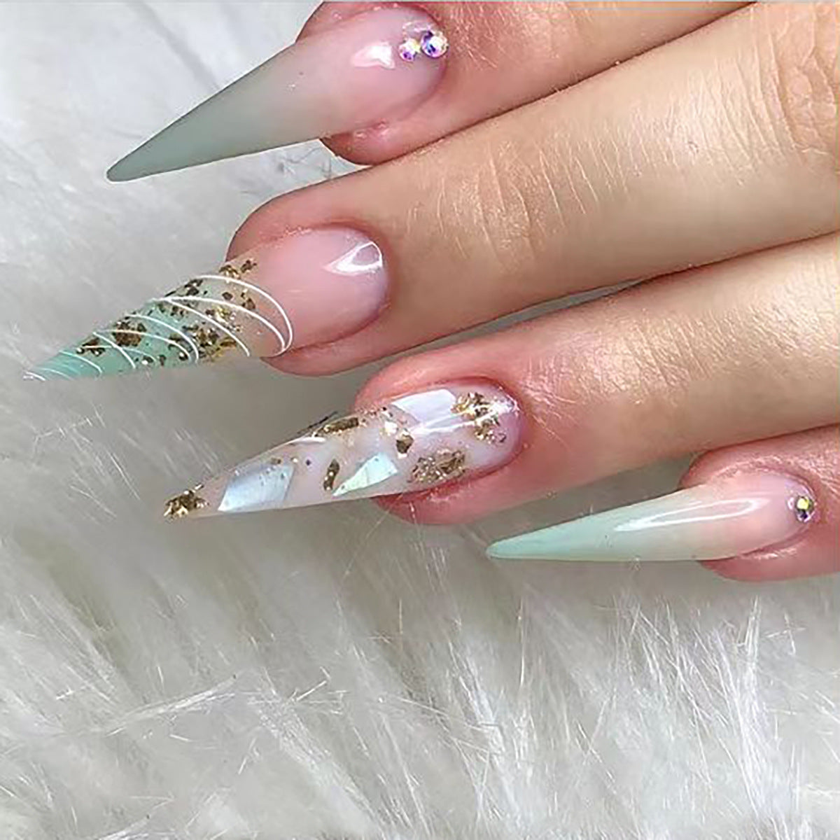Stylische Stiletto Press-On Nagelverlängerungen mit goldenen Akzenten Brehn