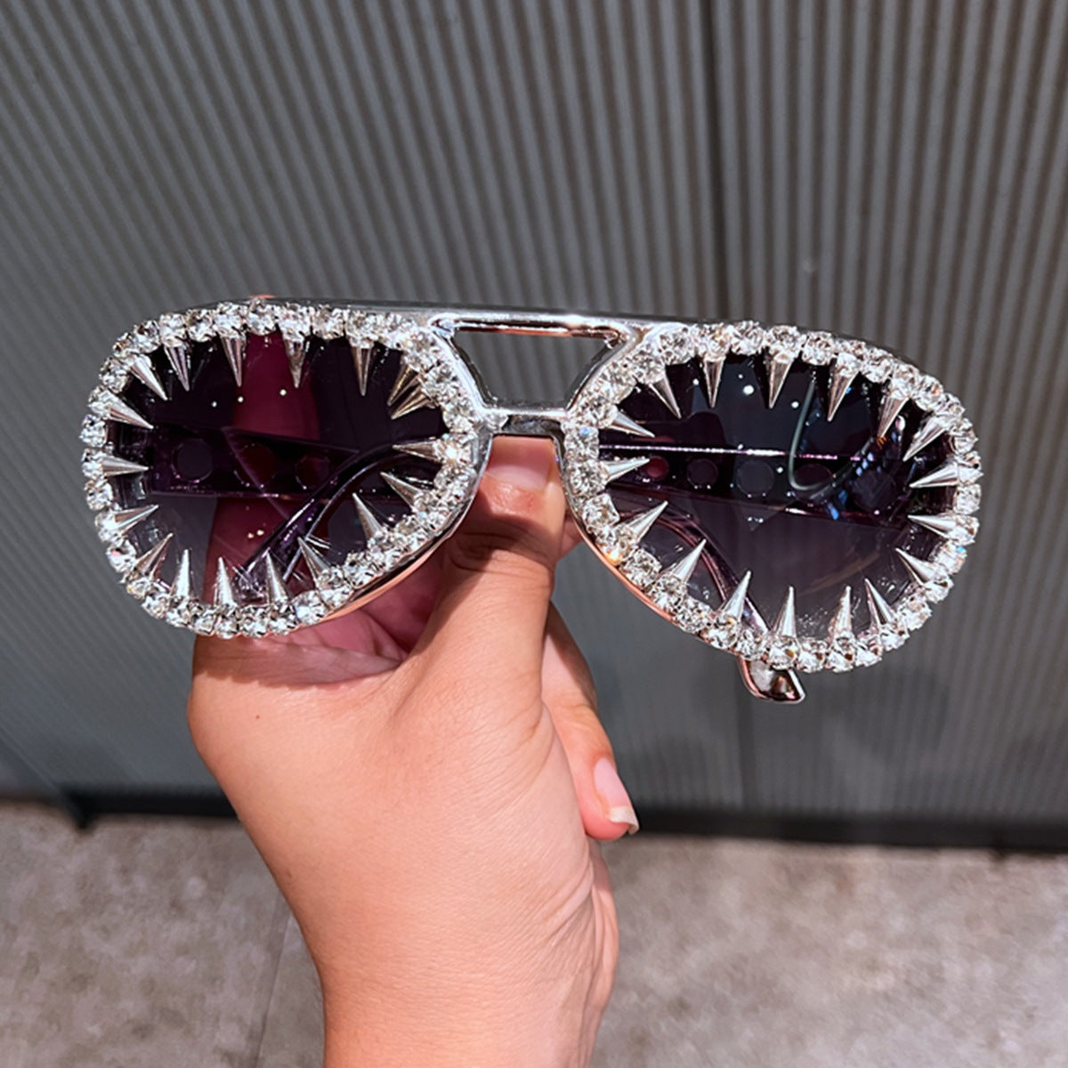 Damen Sonnenbrille im futuristischen Design mit spitzen Kristallverzierungen Brehn