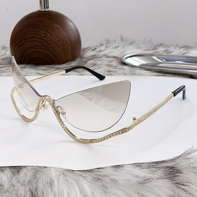 Damen extravagant geformte Cat-Eye Sonnenbrille mit funkelnden Applikationen Brehn