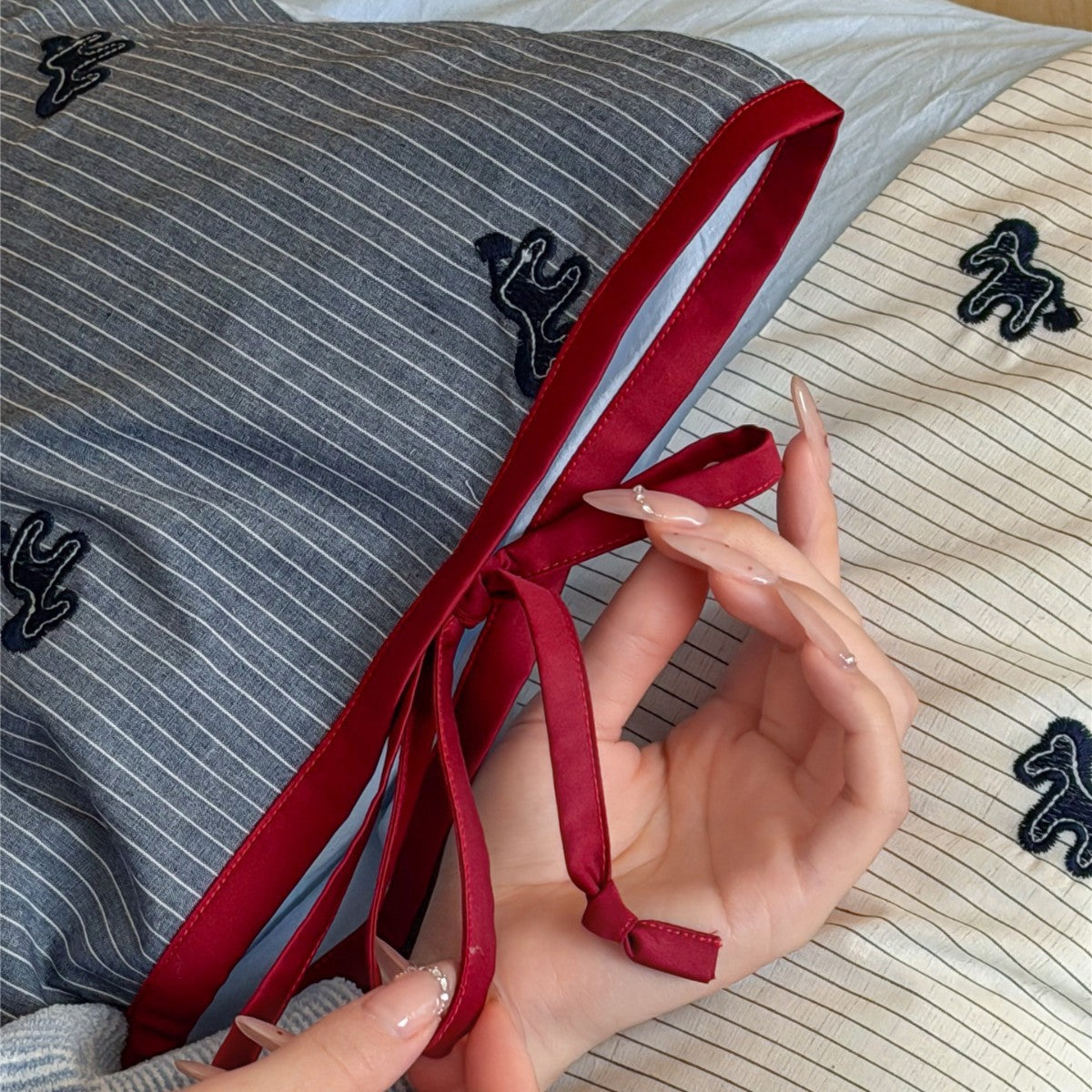 Umkehrbare Baumwollsatin-Bettwäsche mit gesticktem Mikro-Motiv und tiefen Kissenbezügen