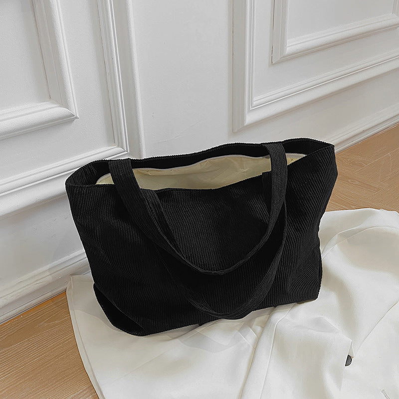 Funktionale Corduroy Tote Bag mit Flauschigen Charm