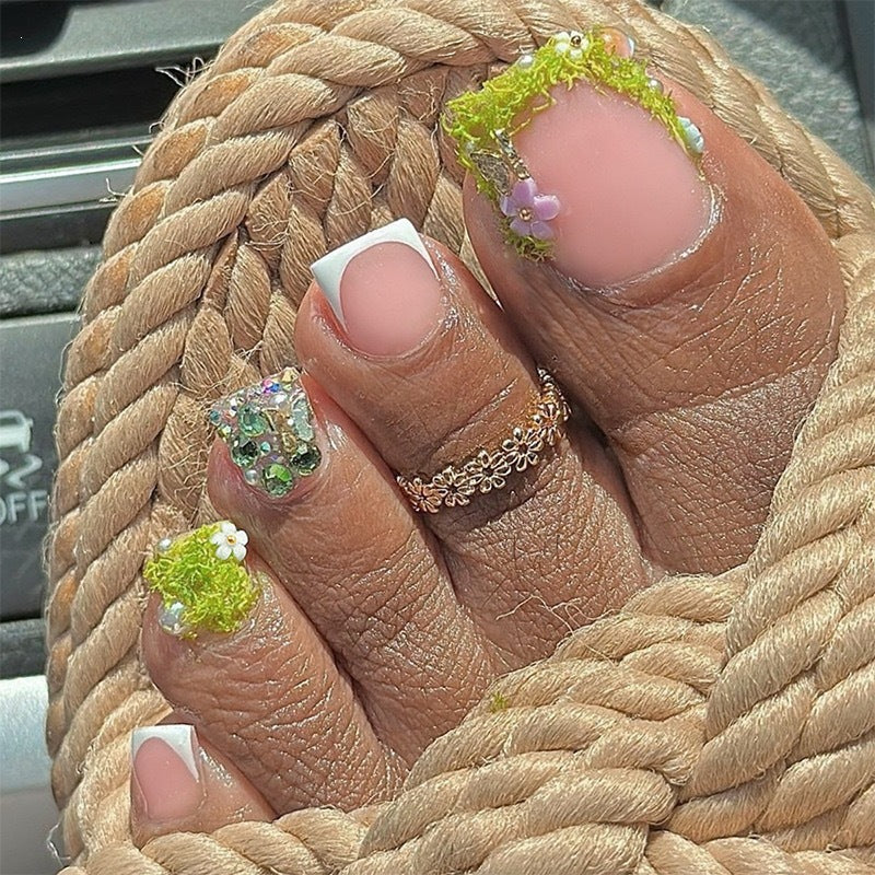 Kunstnagelset mit floralen 3D-Details und Glitzerverzierungen Brehn