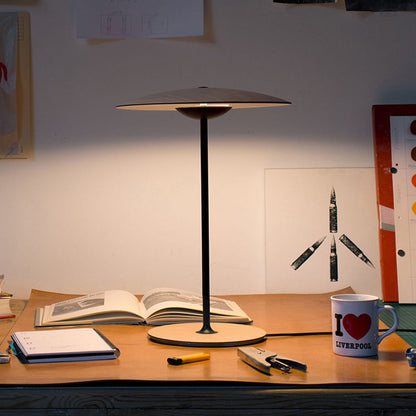 Schlanke moderne Tischlampe mit minimalistischem Design