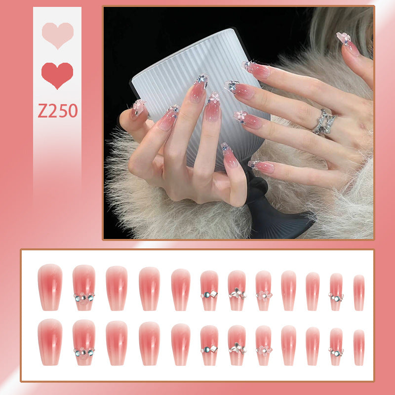 Kunstnagelset mit glamourösen 3D-Verzierungen und schimmernden Akzenten Brehn