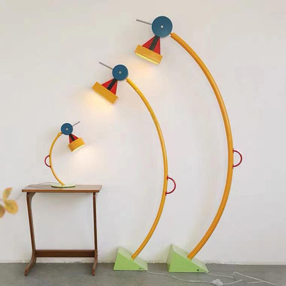 Kreative Schreibtischlampe mit verstellbarem Arm