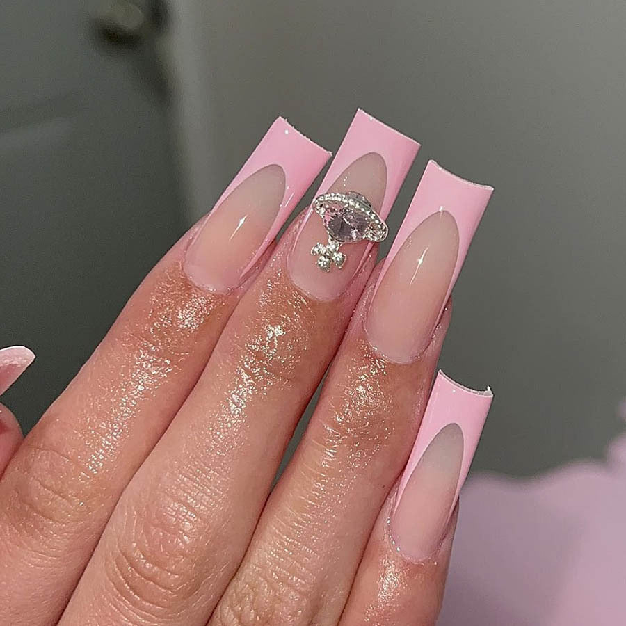 Kunstnagelset mit luxuriösen Blüten- und Strassverzierungen Brehn