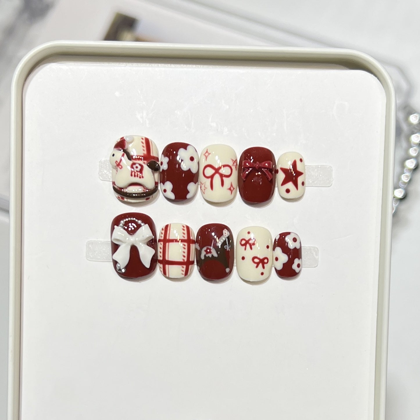 Künstlerisches Press-On-Nagelset mit elegantem floralen Design Brehn