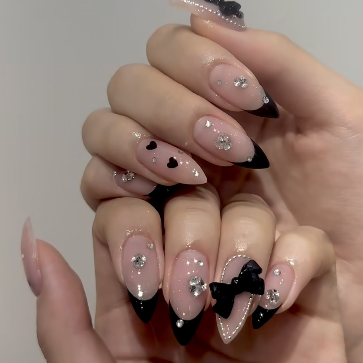 Elegante Stiletto Nagelkunstverlängerungen mit Kristallakzenten Brehn