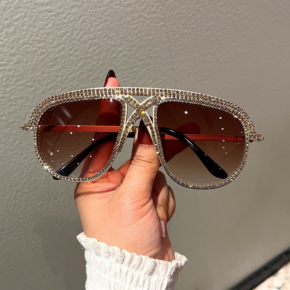 Damen Glamouröse oversized Sonnenbrille mit funkelndem Kristallrahmen Brehn