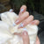 Kunstnagelset mit filigranen Schleifen- und Glitzerakzenten Brehn