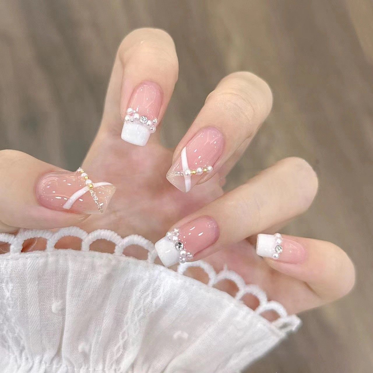 Elegantes, mit Kristallen verziertes Press-On-Nagel-Set Brehn