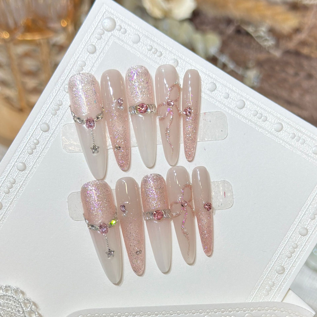 Glamouröses Stiletto Press-On Nagelkunst-Set mit funkelnden Strasssteinen Brehn