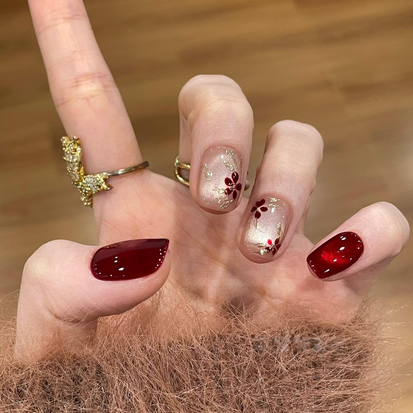 Kunstnägel mit Eleganten Floral- und Glitzermotiven Brehn