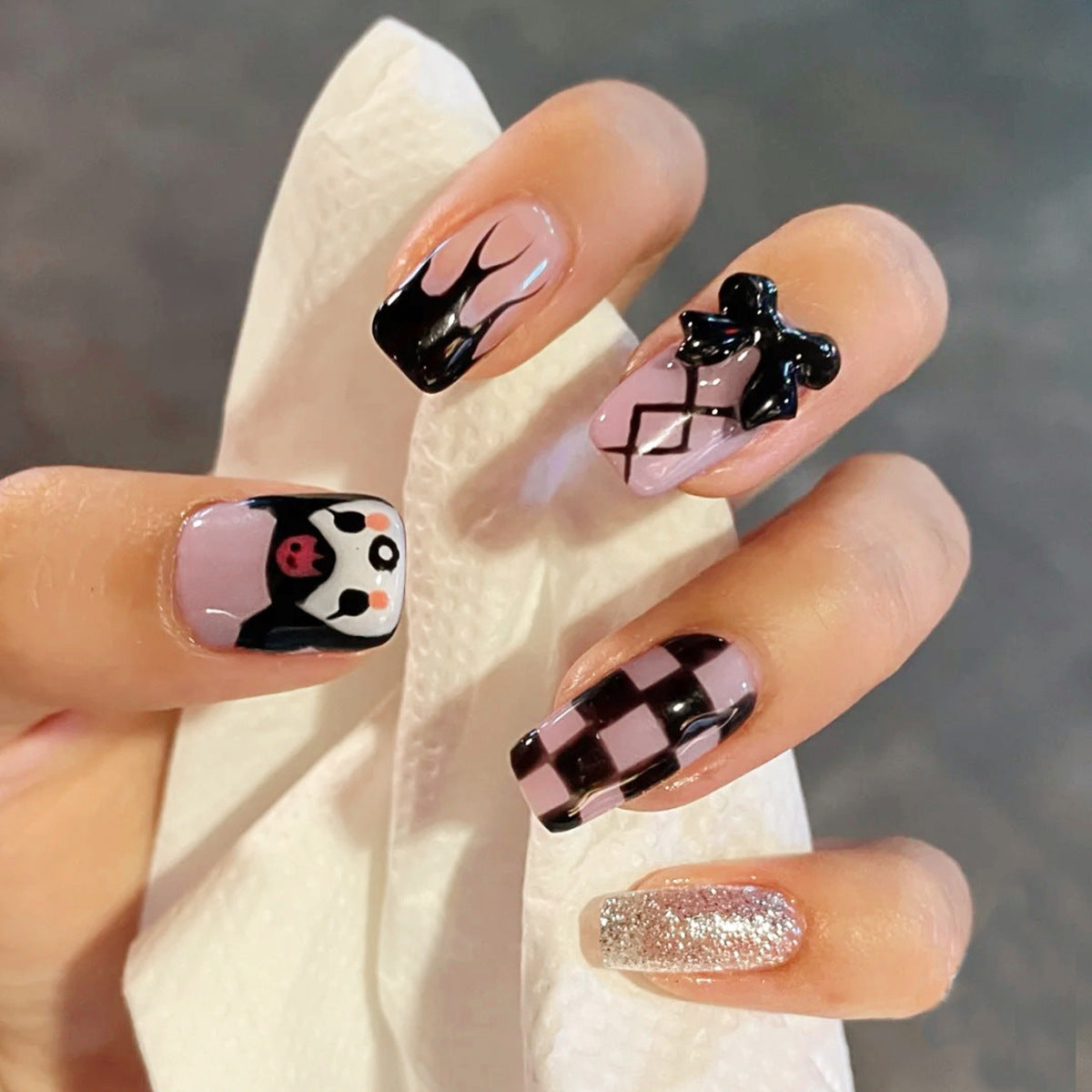 Kunstvolle Nagelverlängerungen mit verspieltem Design Brehn