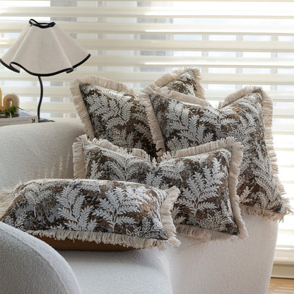 Rechteckiger dekorativer Kissenbezug mit besticktem Blatt‑Jacquard und Fransenrand Brehn