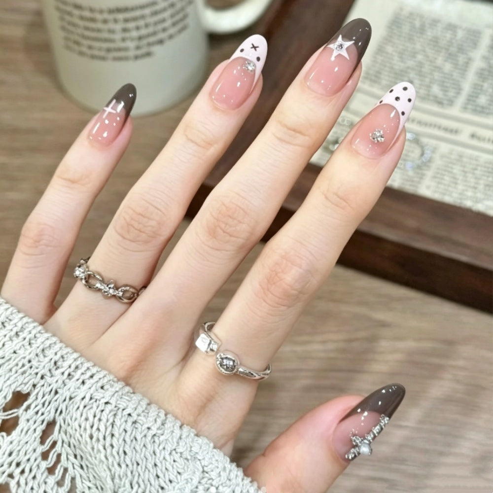 Künstlerisches Press-On Nail Set mit einzigartigen Designs Brehn