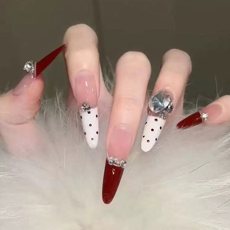 Kunstnagelset mit festlichem Geschenk-Design und eleganten Glitzer-Akzenten Brehn